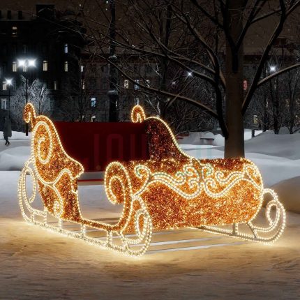 Уличная фотозона из мишуры «Золотые сани Деда Мороза»