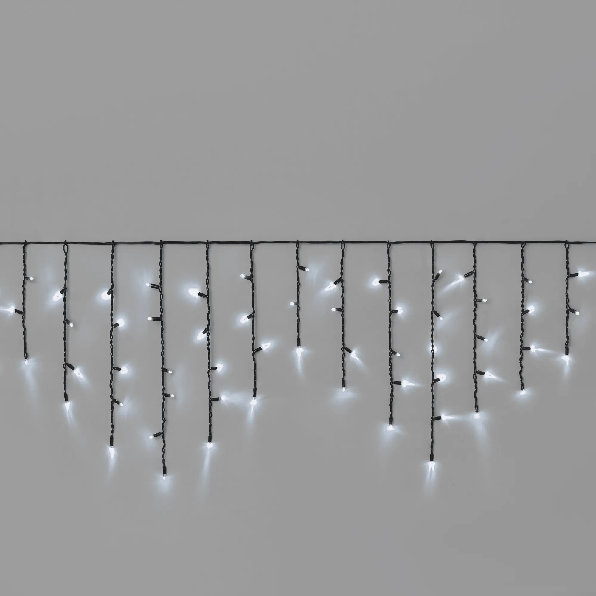 girljanda-bahroma-3-x-0-6-m-belyj-220v-108-led-provod-chernyj-kauchuk-ip65