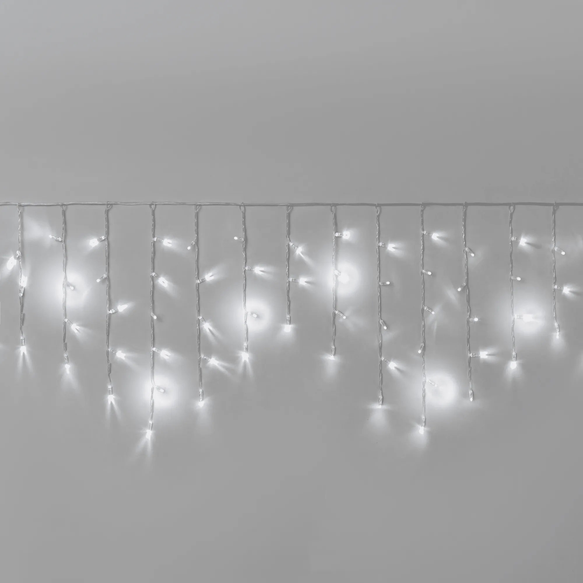 girljanda-bahroma-3-x-0-6-m-belyj-s-mercaniem-220v-108-led-provod-prozrachnyj-pvh-2-3-mm-ip65