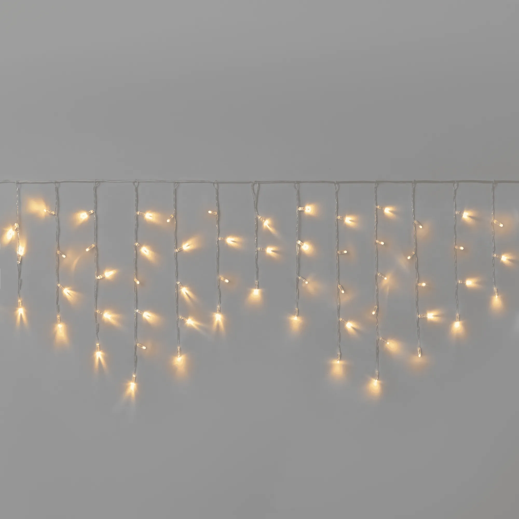 girljanda-bahroma-3-x-0-6-m-teplyj-belyj-220v-108-led-provod-prozrachnyj-pvh-2-3-mm-ip65