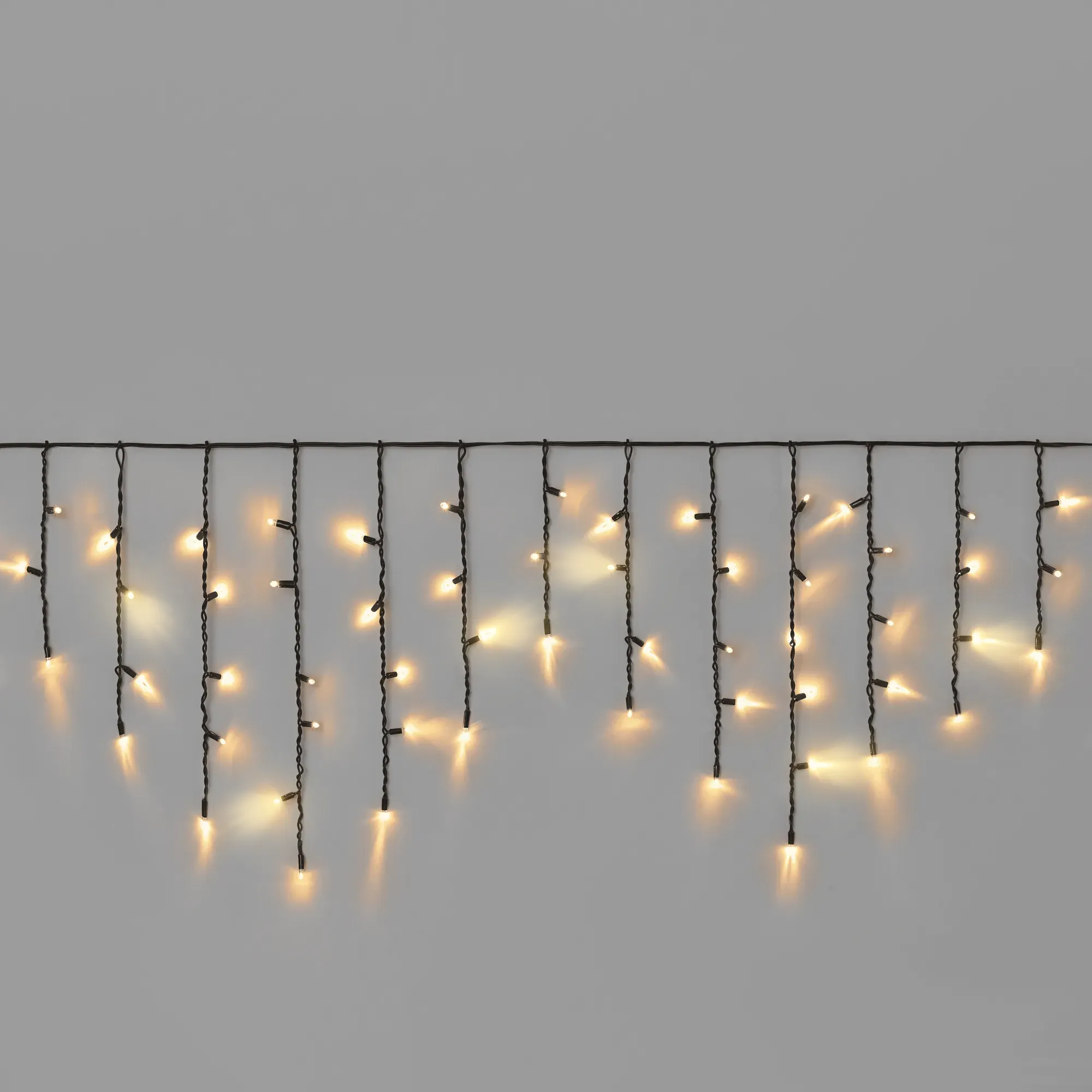 girljanda-bahroma-3-x-0-6-m-teplyj-belyj-mercajushhij-220v-108-led-provod-chernyj-kauchuk-ip65