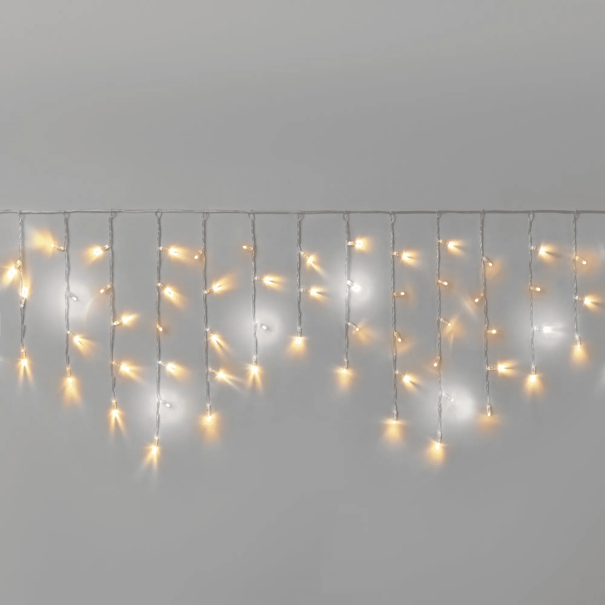 girljanda-bahroma-3-x-0-6-m-teplyj-belyj-s-mercaniem-220v-108-led-provod-prozrachnyj-pvh-2-3-mm-ip65