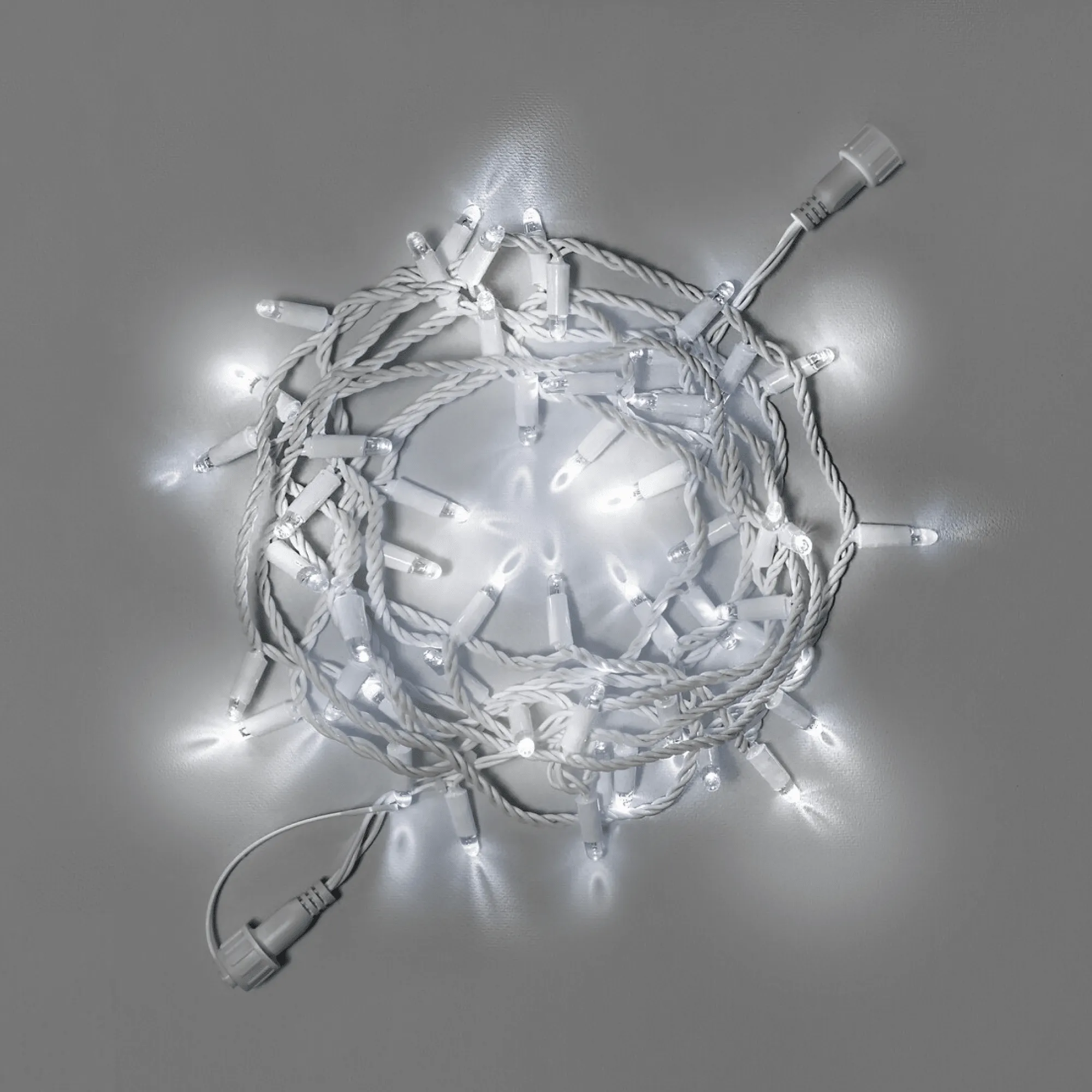 girljanda-nit-10-m-belaja-mercajushhaja-24-v-100-led-provod-belyj-kauchuk-2-3-mm-ip65