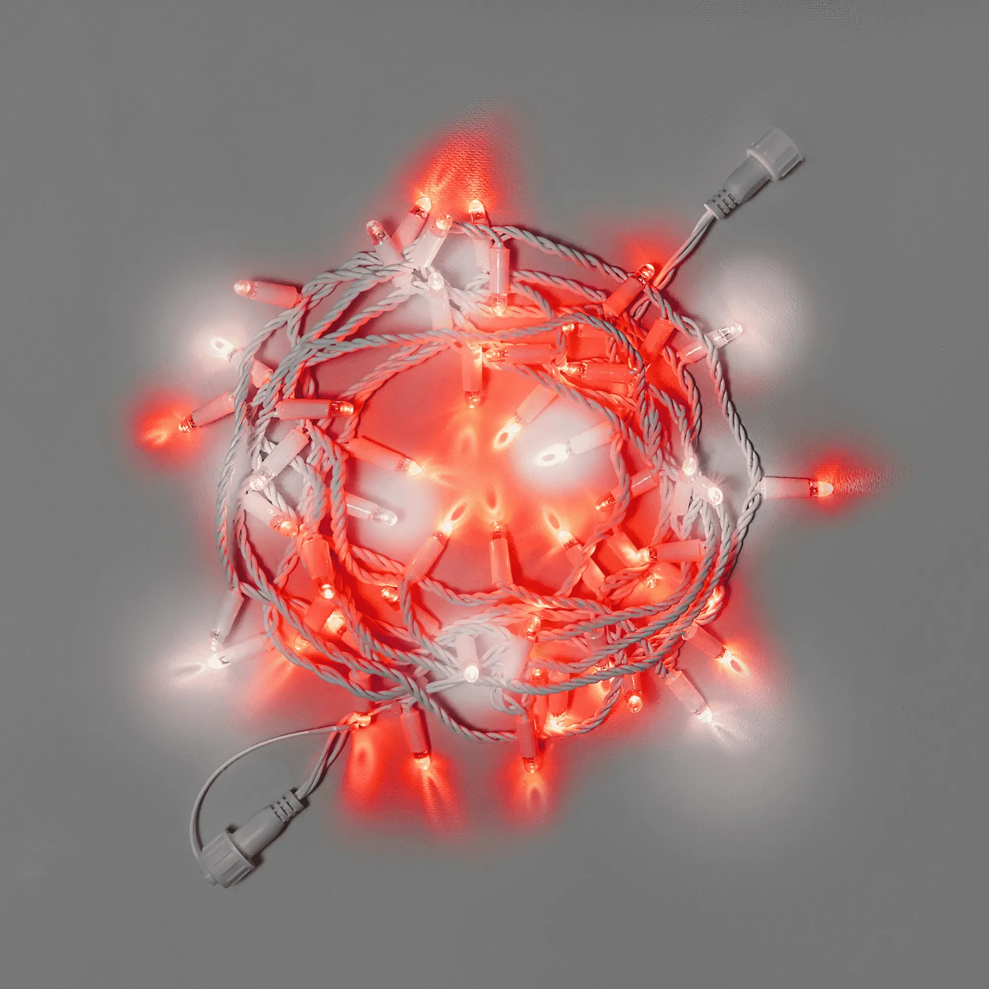 girljanda-nit-10-m-krasnaja-mercajushhaja-24-v-100-led-provod-belyj-kauchuk-3-3-mm-ip65