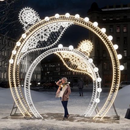 Новогодняя фотозона «Шары со снежинками» 5,1×5,1×2,2 м, IP65, золотое свечение