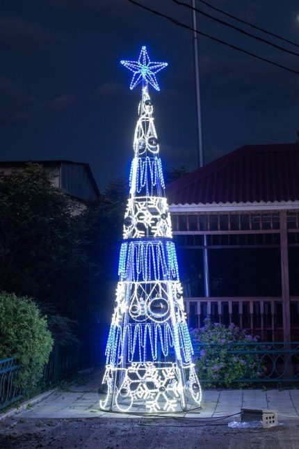 Световая конструкция «Снежинка», высота 4–5 м
