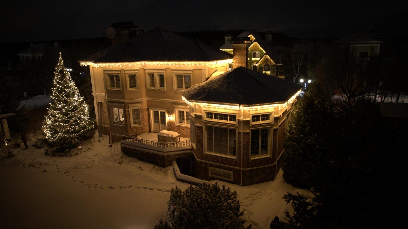 Украшенный новогодней подсветкой двухэтажный коттедж - работу выполнили специалисты компании JOYLED