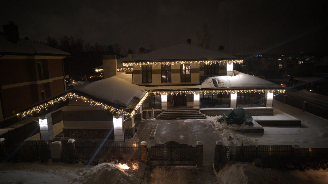 Украшенный новогодней подсветкой коттедж с беседкой – работу выполнили специалисты компании JOYLED