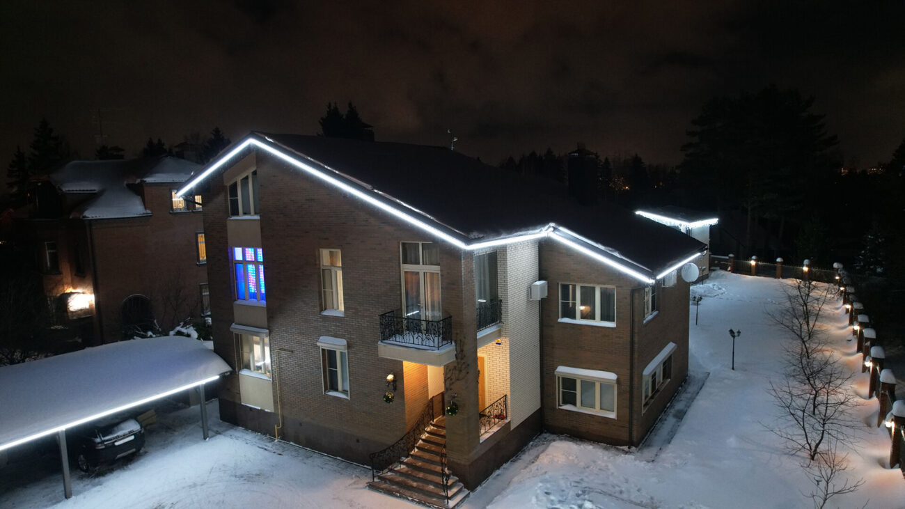 Оформление фасада двухэтажного коттеджа подсветкой из гибкого неона – изготовлено и смонтировано компанией Joyled, г Москва