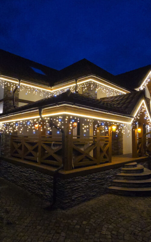 Уличная подсветка частного дома гирляндами бахрома – работу выполнила компания ДЖОЙЛЕД в Москве