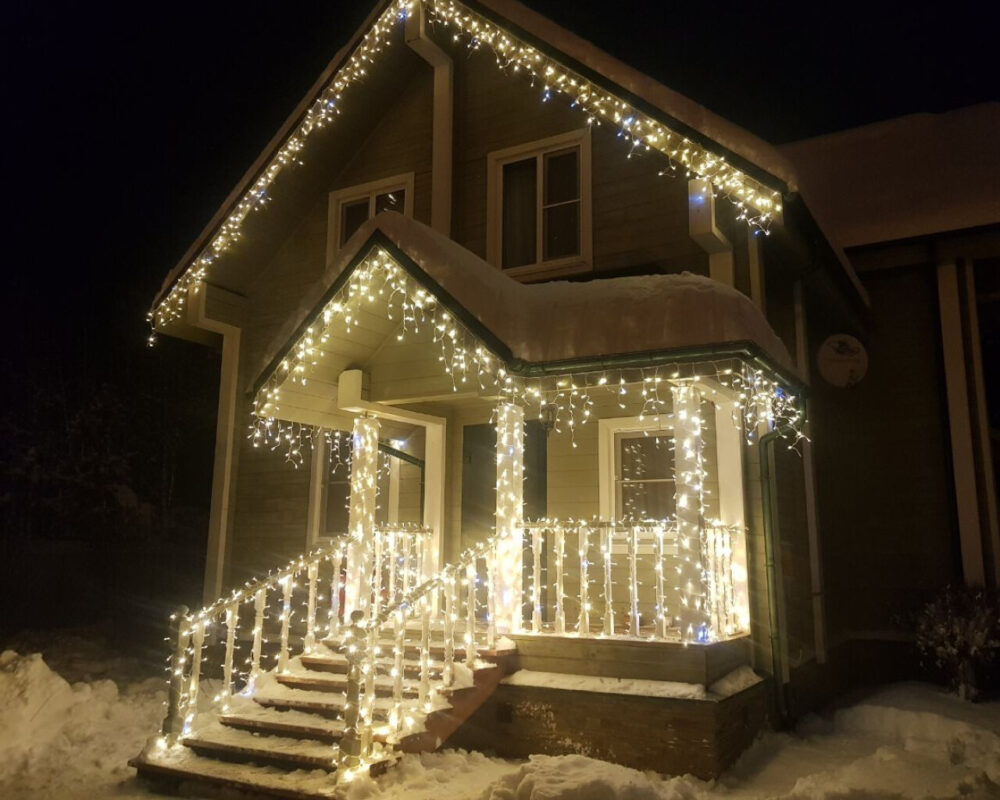 Фасадное оформление дома новогодней подсветкой из гирлянд нитей – работу выполнила компания ДЖОЙЛЕД в Москве