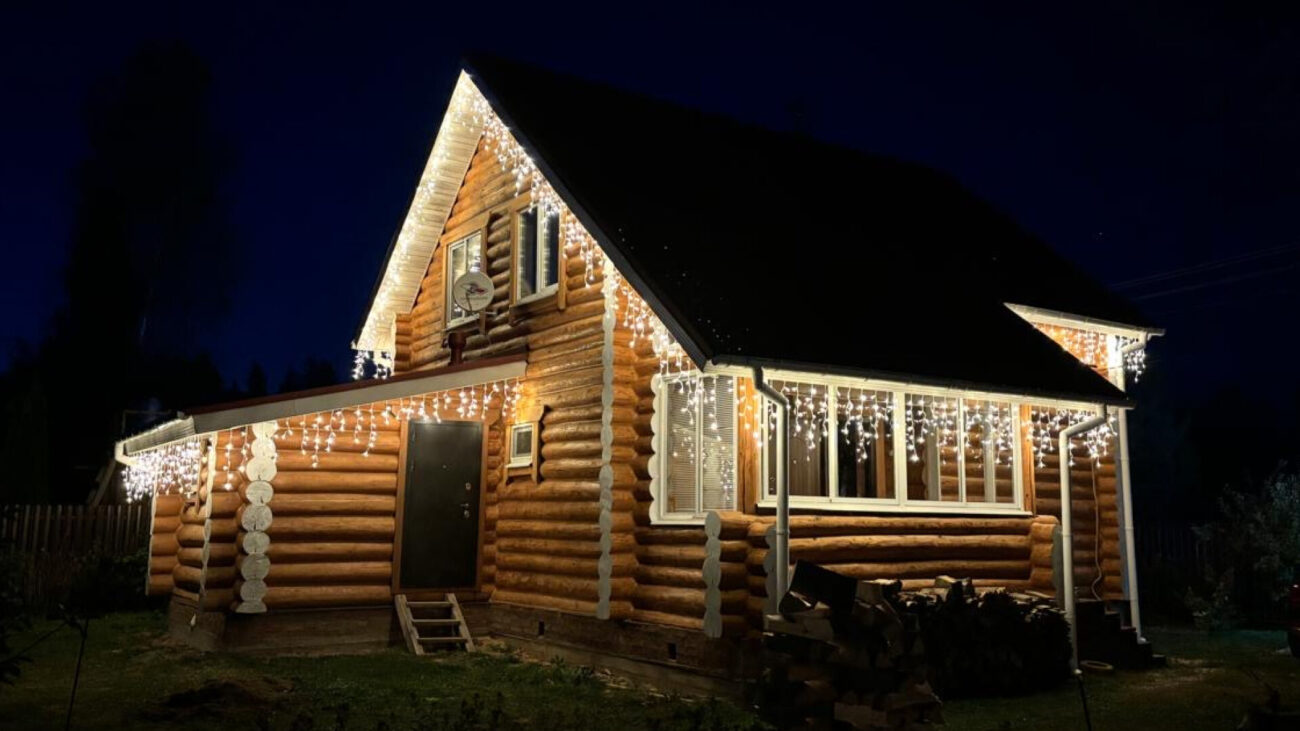 Праздничная подсветка светодиодными гирляндами двухэтажного коттеджа – работа выполнена специалистами компании JOYLED