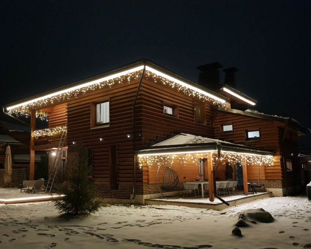 Украшение двухэтажного частного дома новогодней подсветкой из гирлянд нить и бахрома – выполнено компанией Joyled, г Москва