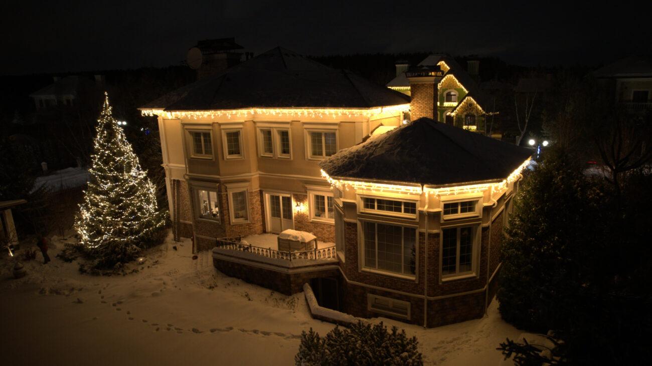 Украшенный новогодней подсветкой двухэтажный коттедж - работу выполнили специалисты компании JOYLED