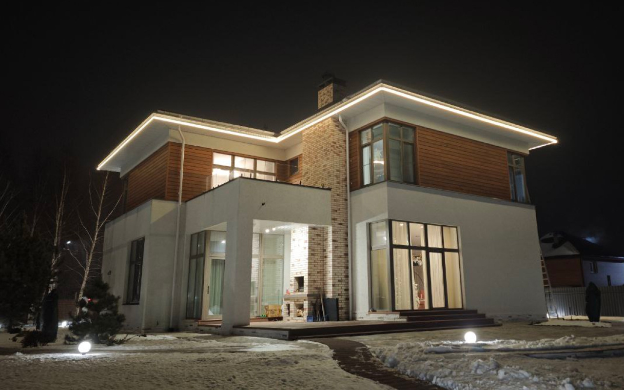 Оформление двухэтажного коттеджа гибким неоном – работу выполнила компаний ДЖОЙЛЕД в Москве