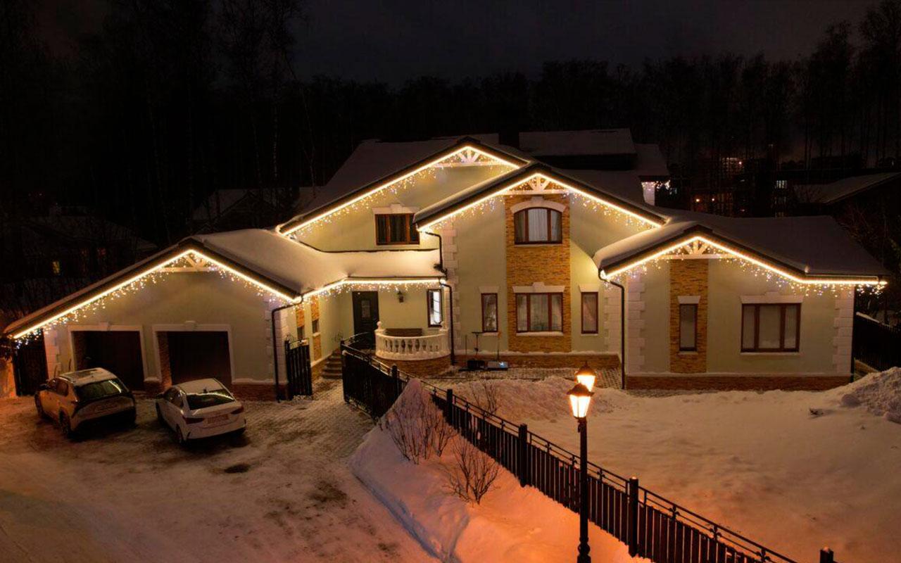 Красивая архитектурная подсветка в новогоднем стиле для двухэтажного частного дома - работу выполнила компания ДЖОЙЛЕД в Москве