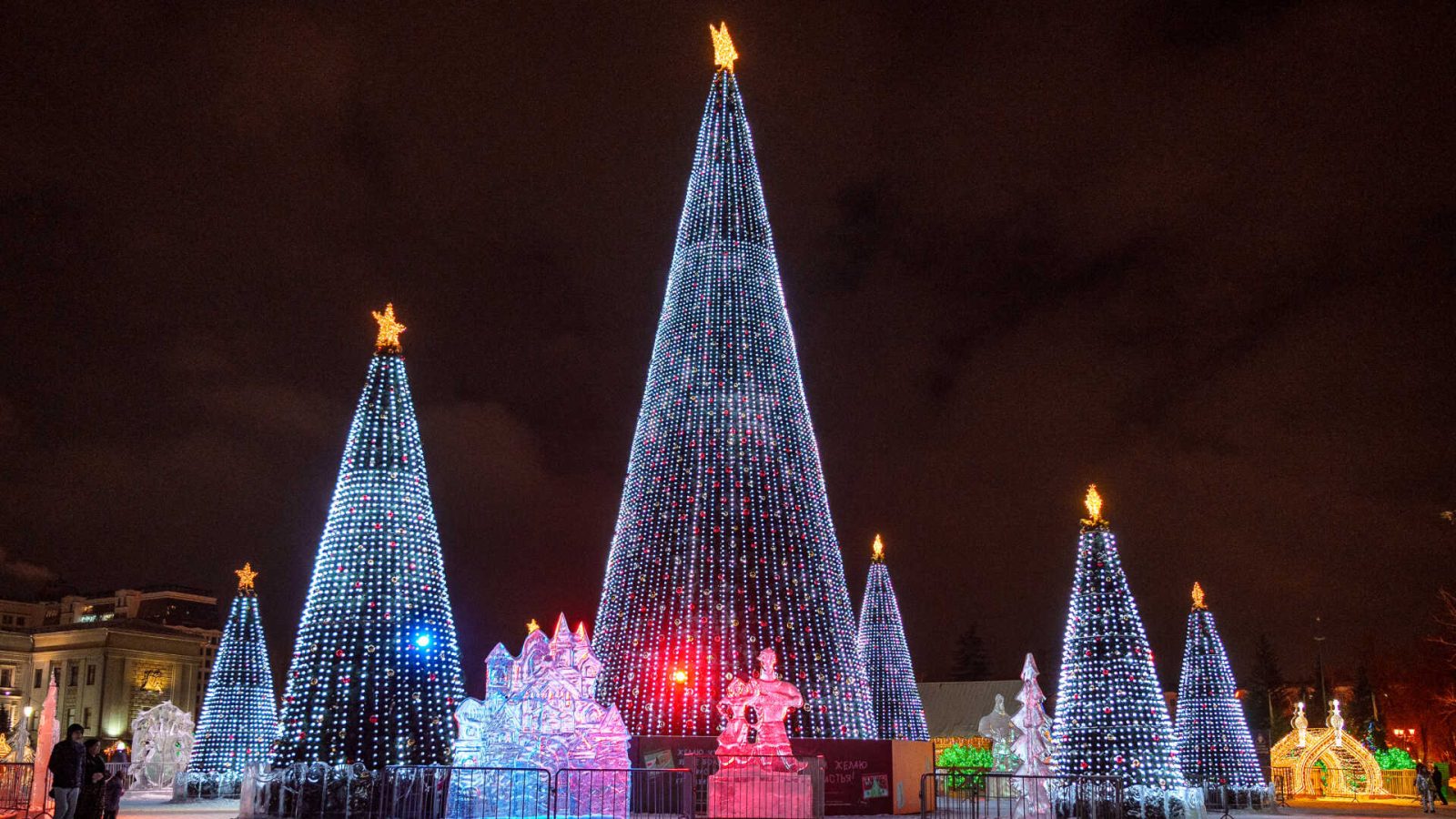 Производство уличных елок – изготовление высоких искусственных елей в компании JOYLED