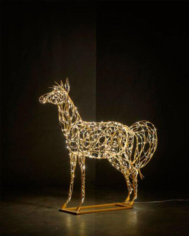 Вид световой фигуры в форме лошади, производитель которой компания JOYLED, г Москва - фото световой фигуры на подставке для устойчивой установки на местности