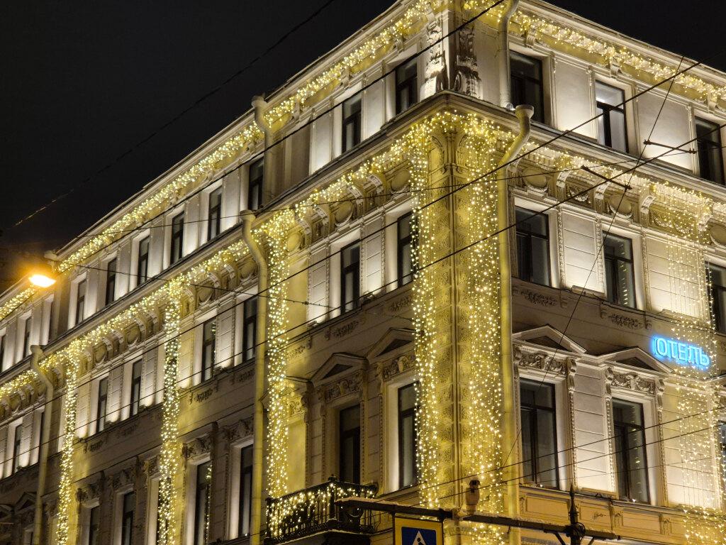 Украшенный новогодней подсветкой фасад отеля – работу выполнили специалисты компании JOYLED
