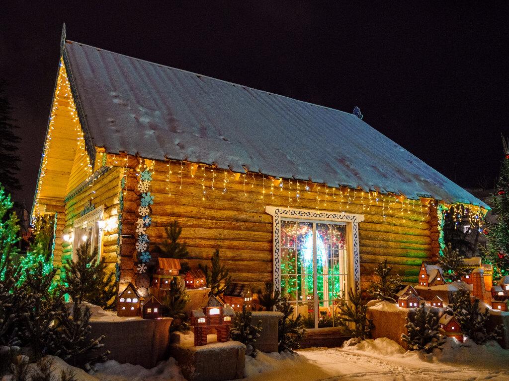 Красивое новогоднее оформление фасада дома и придомового участка – работу выполнила компания ДЖОЙЛЕД в Москве