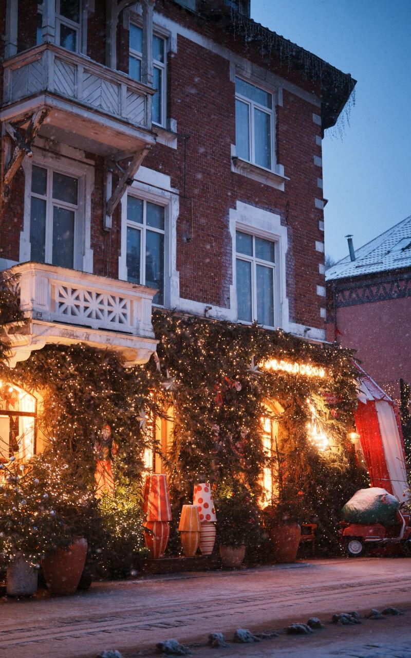 Красивое декоративное украшение наружной стороны отеля к Новому 2026 году – работу выполнила компания ДЖОЙЛЕД в Москве