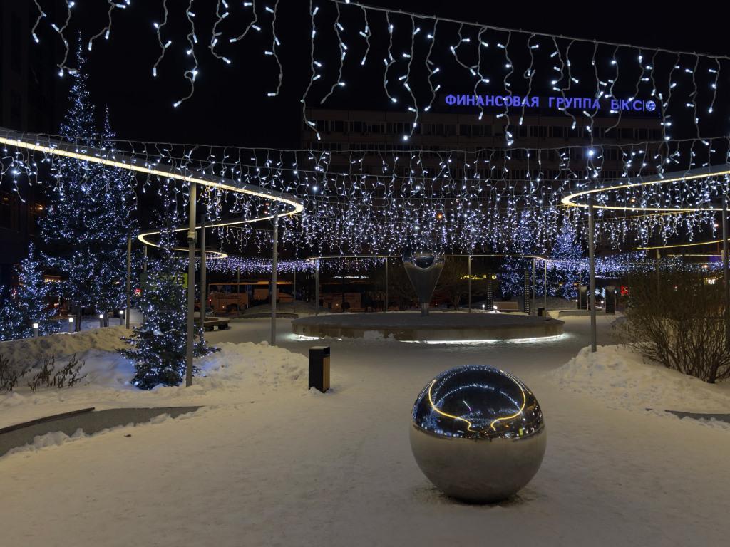 Вид украшенной в новогоднем стиле аллеи парка, оформление деревьев гирляндами дюралайт и клип-лайт – производитель которых компания JOYLED, г Москва