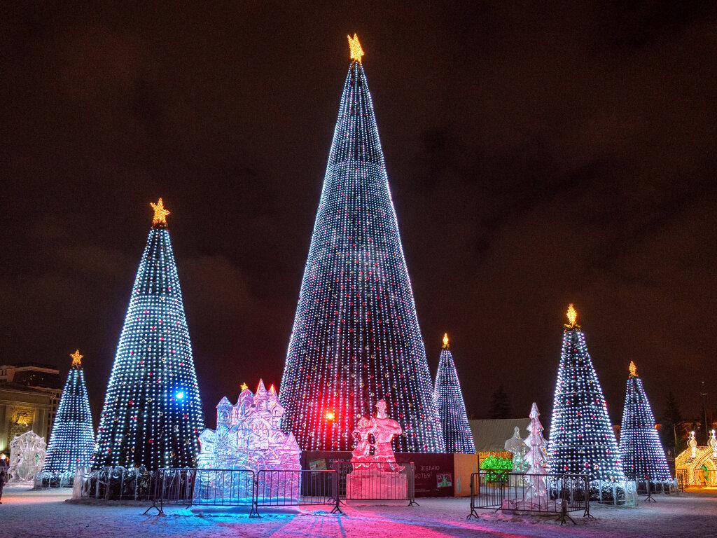 Новогоднее оформление уличных елок на городской площади– работу выполнили специалисты компании JOYLED