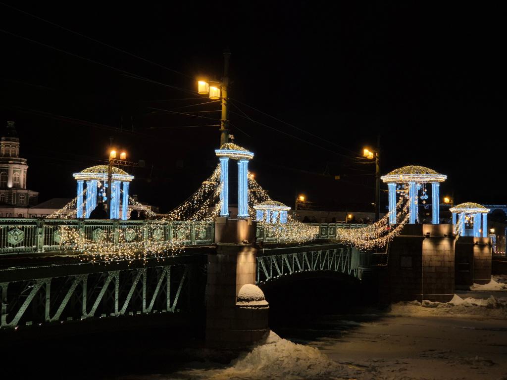 Красивое новогоднее оформление городского моста – работу выполнили специалисты компании JOYLED