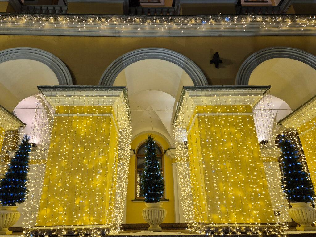 Украшенный новогодними светодиодными гирляндами фасад здания – работу выполнила компания ДЖОЙЛЕД в Москве