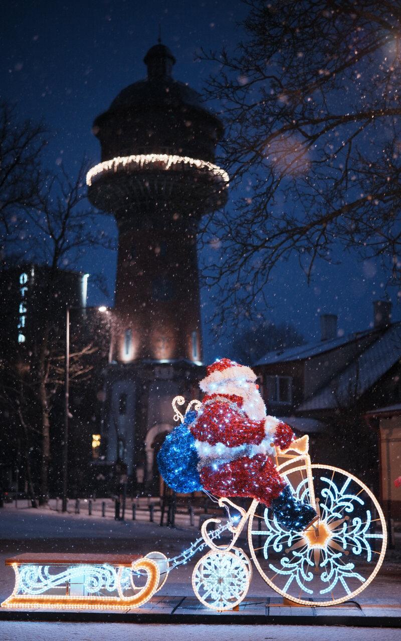 Вид световой фигуры в форме Деда Мороза, производитель которой компания JOYLED, г Москва – фото световой инсталляции на украшения улицы к Новому Году